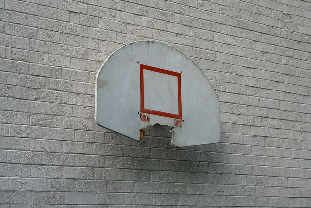 tablero de baloncesto roto