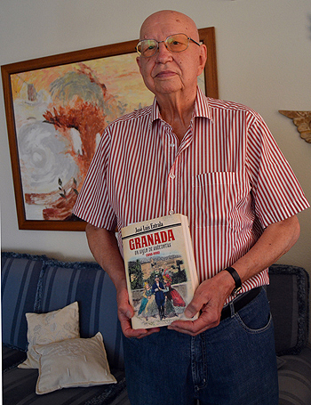 José Luis Entrala con su último libro, 'Granada, un siglo de anécdotas (1890-1990)' dedicado a la vertiente histórico-turística de Granada Fuente: José Luis Entrala