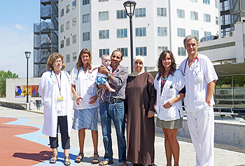 El protagonista de la intervención, rodeado de otras personas que han participado en el proceso Fuente: Hospital Vall d’Hebron
