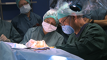 El Dr. Manrique durante una cirugía para la colocación de un implante Fuente: Clínica Universidad de Navarra