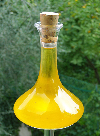 Botella de aceite de oliva procedente de Imperia en Liguria, Italia Autor/a de la imagen: Lemone  Fuente: Wikipedia