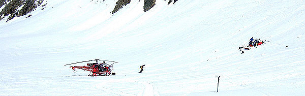 Rescate en la nieve (Mountain rescue Alpe d'Huez) (Imagen modificada) Fuente del original: (User) Stevage / Wikimedia Commons