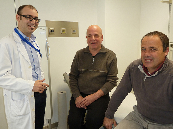 El Dr. Jordi Calabia, nefrólogo del Trueta, con Enric Cumí (donante) y Enric Xargay (receptor) Fuente: Hospital Josep Trueta
