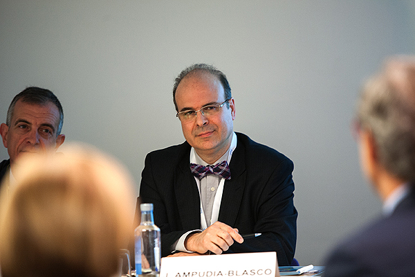 El moderador de la sesión, el doctor Javier Ampudia-Blasco  Fuente: www.farmacosalud.com