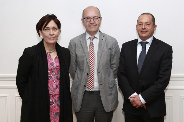 (De izq. a dcha) los doctores Eva López y Francisco Cervantes, y Felipe Fernández, director general de Novartis Oncology Fuente: Novartis
