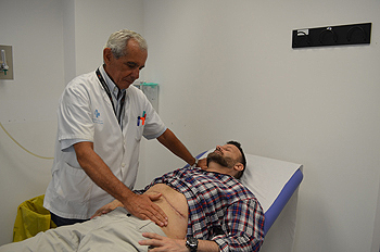 El doctor Joan Figueras y el paciente en una visita de seguimiento Fuente: Hospital Josep Trueta de Girona