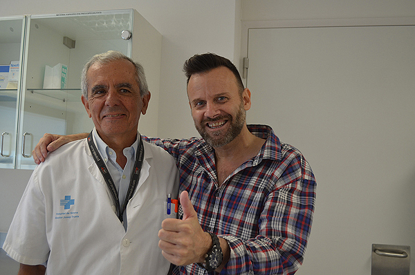 El doctor Joan Figueras y el paciente Fuente: Hospital Josep Trueta de Girona