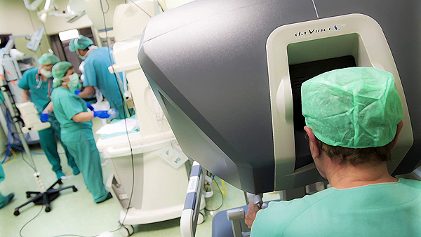 El Robot Da Vinci y el equipo médico humano durante el trasplante renal Fuente: Fundación Puigvert