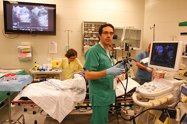 El Dr. Julio Iglesias en el proceso de realización de una eco-endoscopia Fuente: SEPD