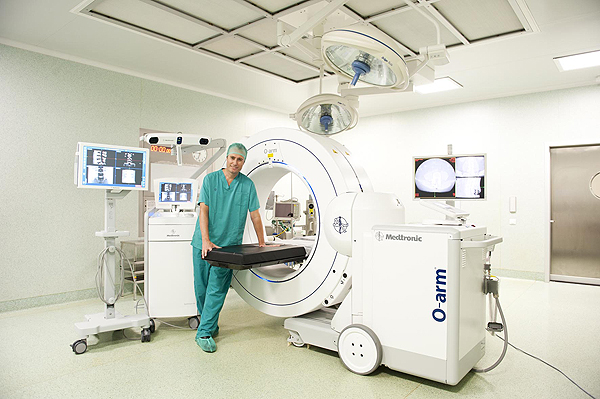 El Dr. Pablo Clavel junto al escáner intraoperatorio O-arm 2 Fuente: Hospital Quirón Barcelona /  Instituto Clavel