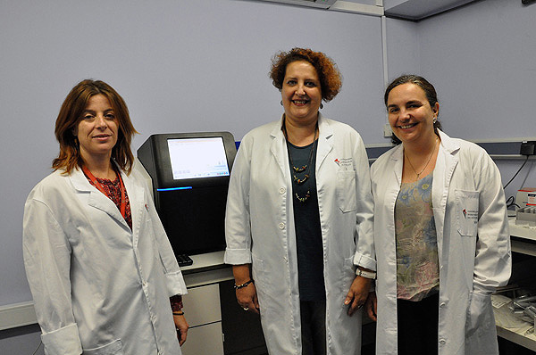 (de izq. a dcha) Las investigadoras Nuria Jiménez-Hernández, Mª José Gosalbes y Mª Pilar Francino junto al secuenciador donde se han analizado las muestras del estudio Fuente: Centro de Investigación Biomédica en Red (CIBER) / (CIBERESP)