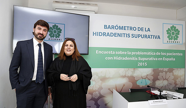 El doctor Antonio Martorell y Silvia Lobo, paciente y presidenta de la Asociación de Enfermos de Hidrosadenitis (ASENDHI)