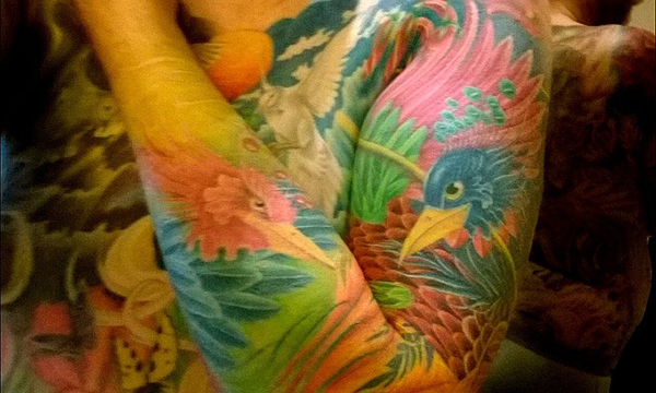 Un tatuaje Autor/a de la imagen: InvestigadorDeTodo [Close-up of a full sleeve with two phoenixes, tattooed by Maaika, Heerenveen, Netherlands, as part of a full body suit] Fuente: Wikimedia Commons