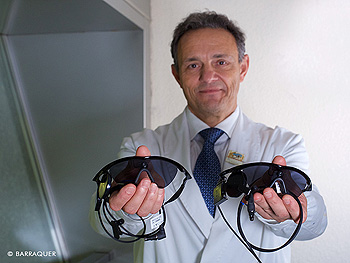 El doctor Jeroni Nadal con las gafas ARGUS II Fuente: Centro Oftalmológico Barraquer