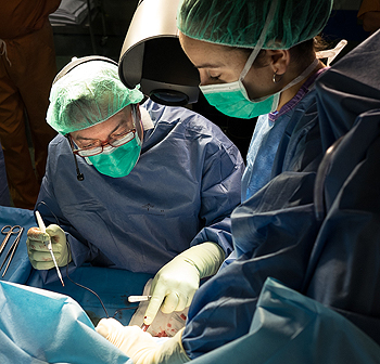 El Dr. Biondo en el quirófano del 3r Curso de Actualización y Formación en Cirugía Colorrectal Fuente: Hospital Universitario de Bellvitge