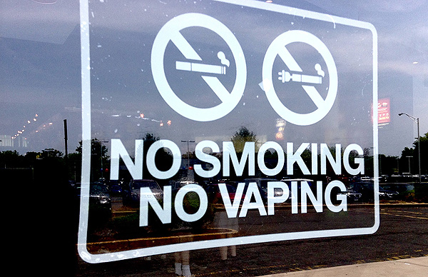 Un cartel de no fumar tabaco y no 'vapear' cigarrillos electrónicos Autor/a de la imagen: Mike Mozart from Funny YouTube, USA - No Vaping Sign Fuente: Wikipedia