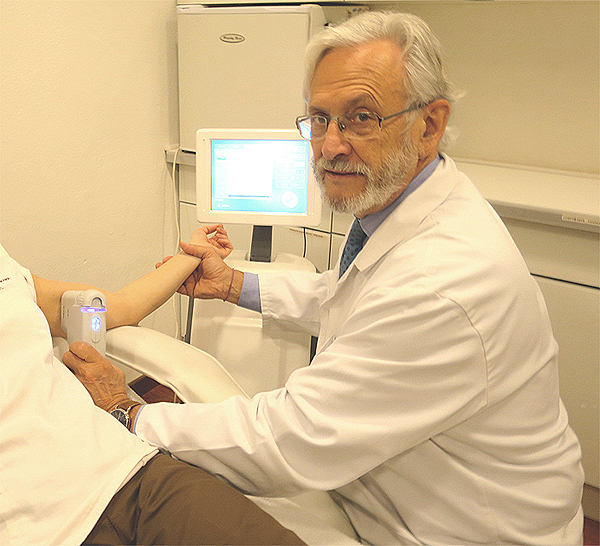 El Dr. Pierre Nicolau aplicando el sistema Ultra Lift HIFU a una paciente Fuente: Clínica Dr. Pierre Nicolau / bemypartner.es