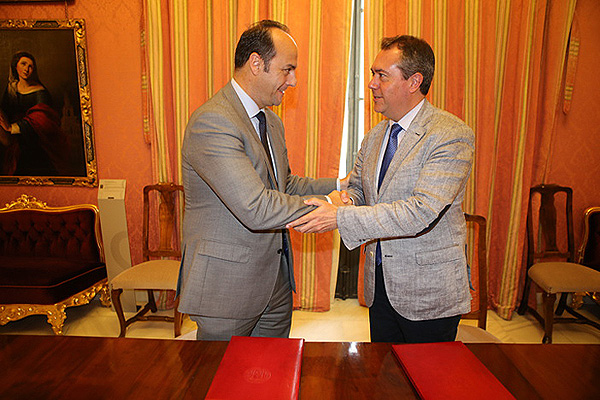 El presidente de New Health Foundation, Emilio Herrera (a la izq. de la imagen) y el alcalde de Sevilla, Juan Espadas, se felicitan por el acuerdo firmado Fuente: Fundación NewHealth / euromediagrupo
