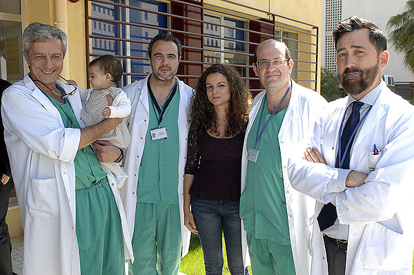 Cirujanos y hepatólogo con la donante y la bebé trasplantada Fuente: Unidad de Comunicación del Hospital Universitario Reina Sofía de Córdoba