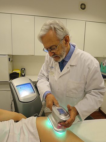 El Dr. Nicolau aplicando el sistema D-finitive Evo a una paciente Fuente: Clínica Dr. Pierre Nicolau