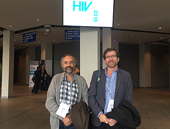Los doctores Federico Pulido (izquierda) y José Ramón Arribas (derecha), en el Congreso Internacional de Terapia Antirretroviral de Glasgow Fuente: GeSIDA / euromediagrupo