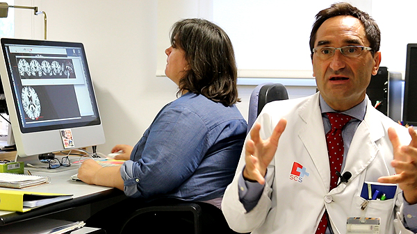 Los investigadores Benedicto Crespo-Facorro, responsable del grupo de investigación de Psiquiatría, y Diana Tordesillas, técnico responsable de la Unidad de Neuroimagen del IDIVAL Fuente: Centro de Investigación Biomédica en Red (CIBER)