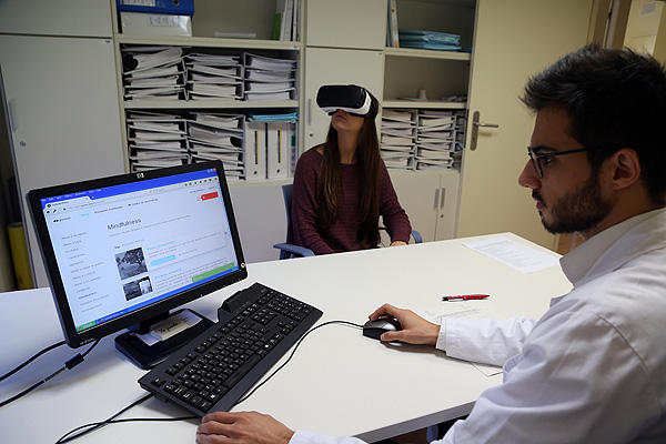 El médico Juanfran Serra pasa consulta a una paciente de TDAH Fuente: Hospital Vall d’Hebron / Psious