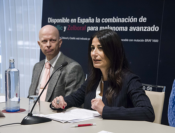 El doctor Enrique Espinosa y la doctora Annarita Gabriele, directora médico de Roche España Fuente: Roche / Planner Media