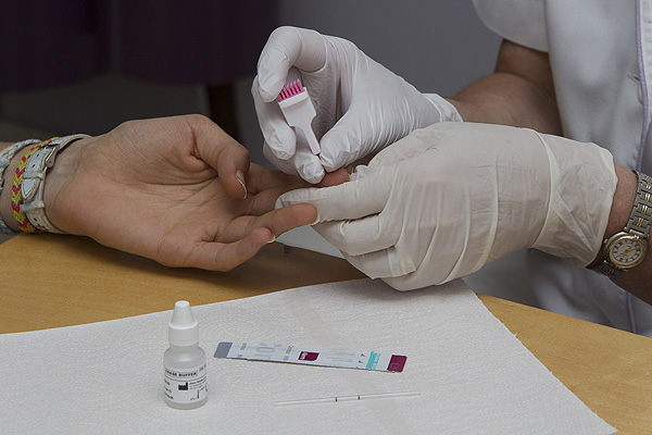 Prueba del Programa de Detección Precoz del VIH con test rápido en la farmacia Fuente: Consejo de Colegios Farmacéuticos de Cataluña / Colegio de Farmacéuticos de Barcelona (COFB)