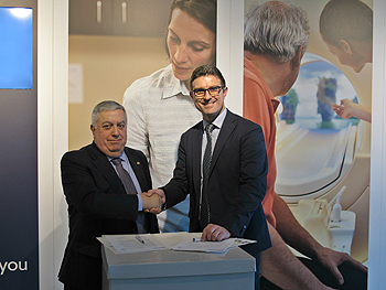 Firma del convenio (de izq. a dcha): Juan de Dios, presidente de la ANEA y Miguel Ángel Sánchez, distributor Mánager de Philips