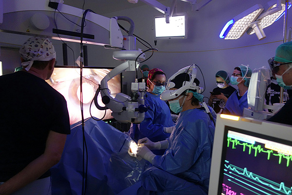 El doctor Bernabéu operando con el casco virtual Fuente: HM Hospitales 
