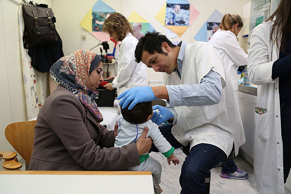 Un médico atendiendo a un paciente de fisura labiopalatina Fuente: Hospital Universitario Vall d’Hebron