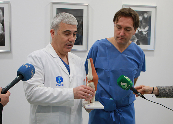 Los doctores Carlos Molano (de ISMEC, a la izquierda) y Bogdan Ambrozic, quienes han realizado la novedosa intervención de osteotomía guiada por inteligencia artificial Fuente: ISMEC / euromediagrupo