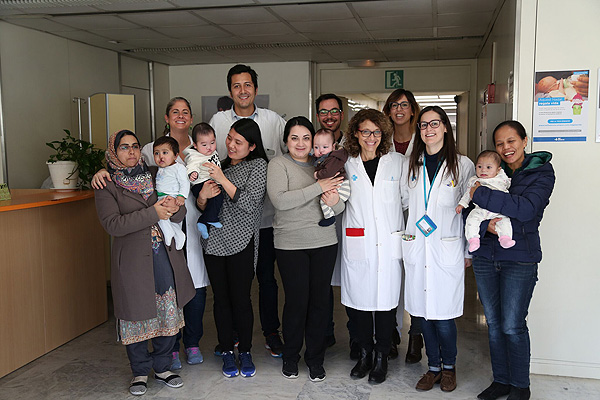  Algunos pacientes de fisura labiopalatina con sus familiares y el equipo médico Fuente: Hospital Universitario Vall d’Hebron