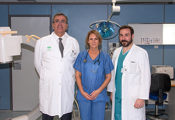 (de izq a dcha): doctores Antonio Pajuelo, Ana Díez e Isaac Peña Fuente: Hospital Universitario Virgen del Rocío 