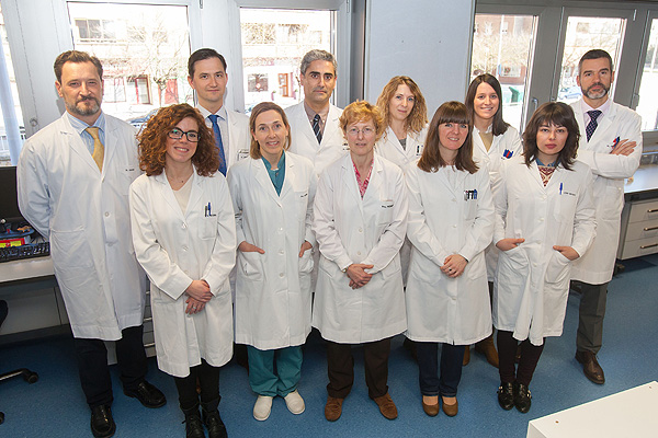 (de izq. a dcha), segunda fila: El doctor Rafael Moncada, especialista en Anestesiología; el Dr. Manuel Landecho, del Departamento de Medicina Interna; Javier Gómez Ambrosi, investigador; Beatriz Ramírez, técnico de laboratorio de Investigación Metabólica; Silvia Ezquerro, doctoranda del laboratorio, y Dr. Víctor Valentí, especialista en Cirugía General y Digestiva y codirector del Área de Obesidad. Primera fila: Las investigadoras Sara Becerril y Victoria Catalán; la Dra. Frühbeck, endocrinóloga; Amaia Rodríguez, investigadora, y Leire Méndez, doctoranda (de izq. a dcha), segunda fila: El doctor Rafael Moncada, especialista en Anestesiología; el Dr. Manuel Landecho, del Departamento de Medicina Interna; Javier Gómez Ambrosi, investigador; Beatriz Ramírez, técnico de laboratorio de Investigación Metabólica; Silvia Ezquerro, doctoranda del laboratorio, y Dr. Víctor Valentí, especialista en Cirugía General y Digestiva y codirector del Área de Obesidad. Primera fila: Las investigadoras Sara Becerril y Victoria Catalán; la Dra. Frühbeck, endocrinóloga; Amaia Rodríguez, investigadora, y Leire Méndez, doctoranda Fuente: Clínica Universidad de Navarra