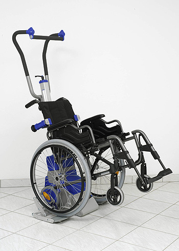 Ejemplo de sube-escaleras Liftkar PT-Uni con silla de ruedas incorporada