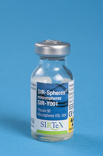 Frasco que contiene microesferas de resina SIR-Spheres Y-90 Fuente: Sirtex / Berbés Asociados