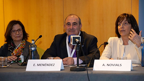 (de izq. a dcha) Doctores Margarida Jansà, Edelmiro Menéndez y Anna Novials (de izq. a dcha) Doctores Margarida Jansà, Edelmiro Menéndez y Anna Novials Autor/a: Enric Arandes Fuente: E. Arandes / www.farmacosalud.com