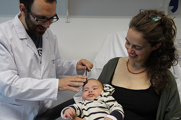 El Profesor ICREA en el ICFO Turgut Durduran aplicando una sonda sobre el cerebro de un bebé Fuente: ICFO