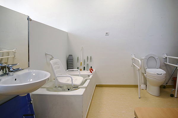 Baño de la sala de terapia ocupacional Fuente: Parc Sanitari Pere Virgili / Mapa Media