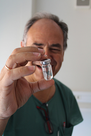 El doctor Damián García Olmo sostiene un frasco que contiene células madre para tratar las fístulas derivadas de la enfermedad de Crohn Fuente: Hospital Universitario Fundación Jiménez Díaz / Grupo Quironsalud 