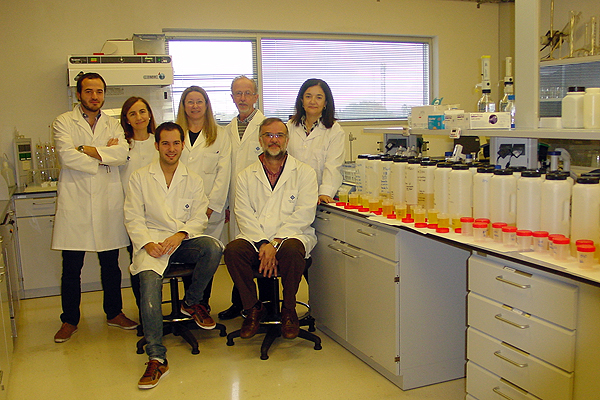 Laboratorio del Dr. Félix Grases (el doctor Grases, el tercero por la derecha) Fuente: Devicare
