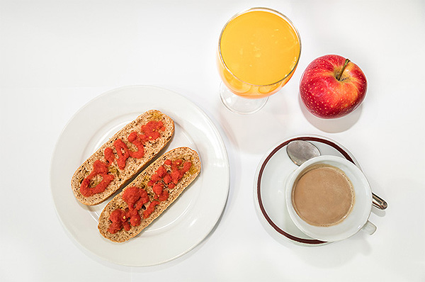 Desayuno ‘energético’: Una taza de café, leche / yogur, fruta y pan integral con tomate y aceite de oliva Fuente: CNIC 