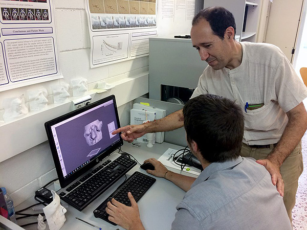 Los investigadores Domènec Puig y Andreu Sintas diseñando la máscara en 3D Fuente: URV
