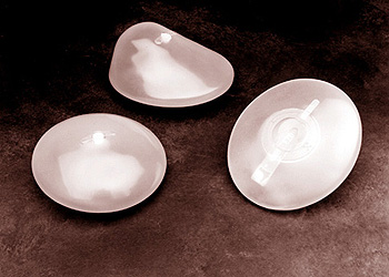Implantes mamarios de gel de silicona; un modelo esférico (izquierda), un modelo con forma de gota (centro), y un modelo hemisférico (derecha) Fuente: FDA / Wikipedia