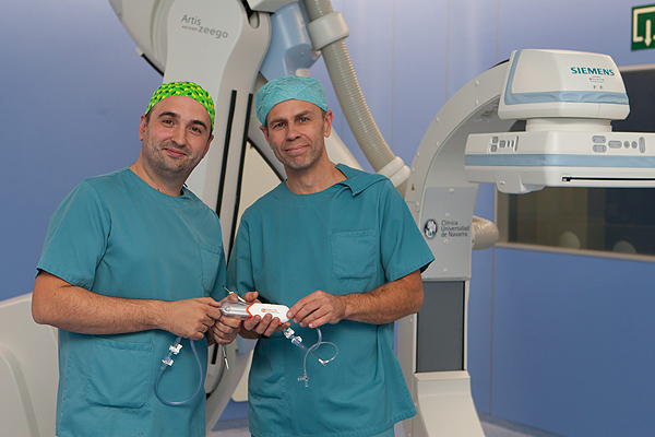 Los doctores Ignacio Leal y Lukasz Grochowicz muestran el introductor que facilita la reversión del flujo sanguíneo en la nueva técnica Fuente: Clínica Universidad de Navarra