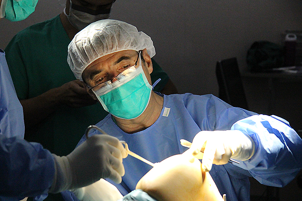El doctor Juan Carlos Monllau durante la intervención Fuente: Hospital del Mar