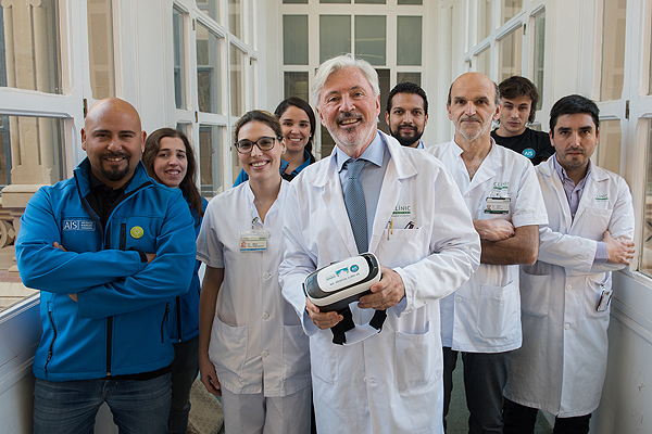 El Dr. Antonio de Lacy con el equipo del Hospital Clínic y AIS Channel Fuente: Hospital Clínic