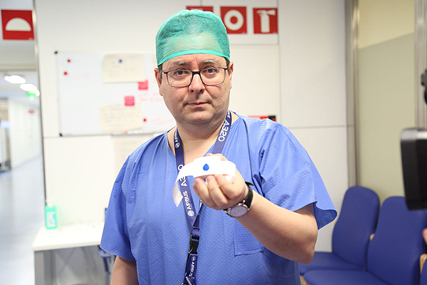 El doctor Juan Antonio Hueto, con una pulsera del sistema de seguimiento quirúrgico Fuente: Hospital Vall d’Hebron